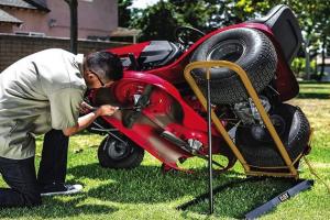 5 Handy Lawnmower Lifting Jacks for Zero-Turn & Traditional Mowers